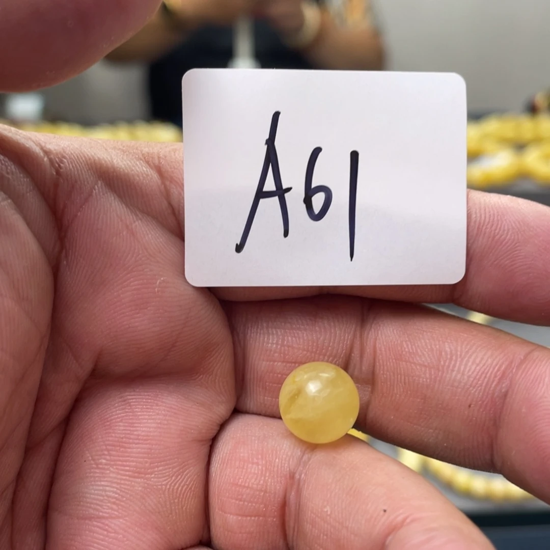 未镶嵌琥珀手链多样性发，发其中一件