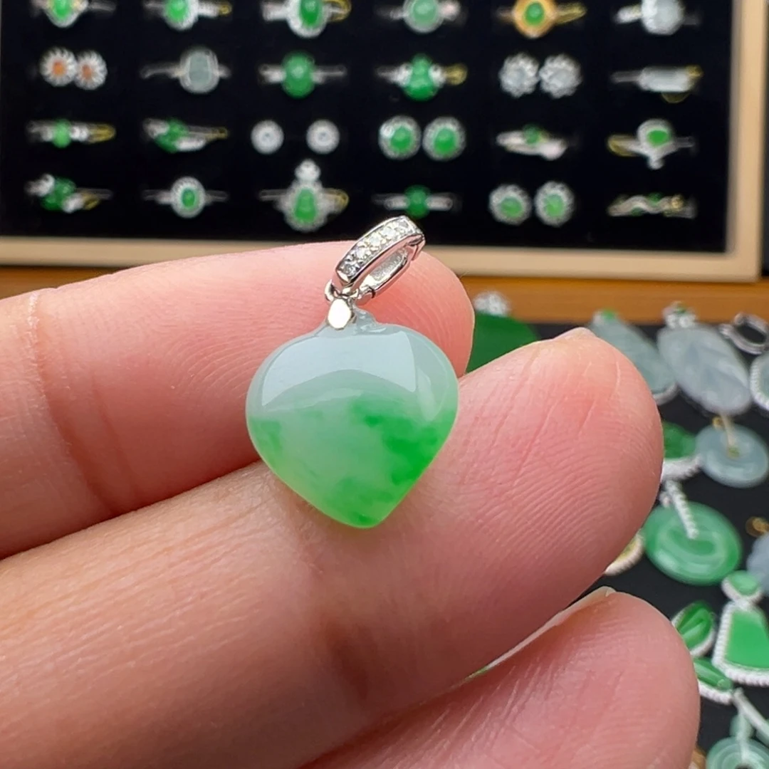 翡翠18K金镶嵌颈饰桃