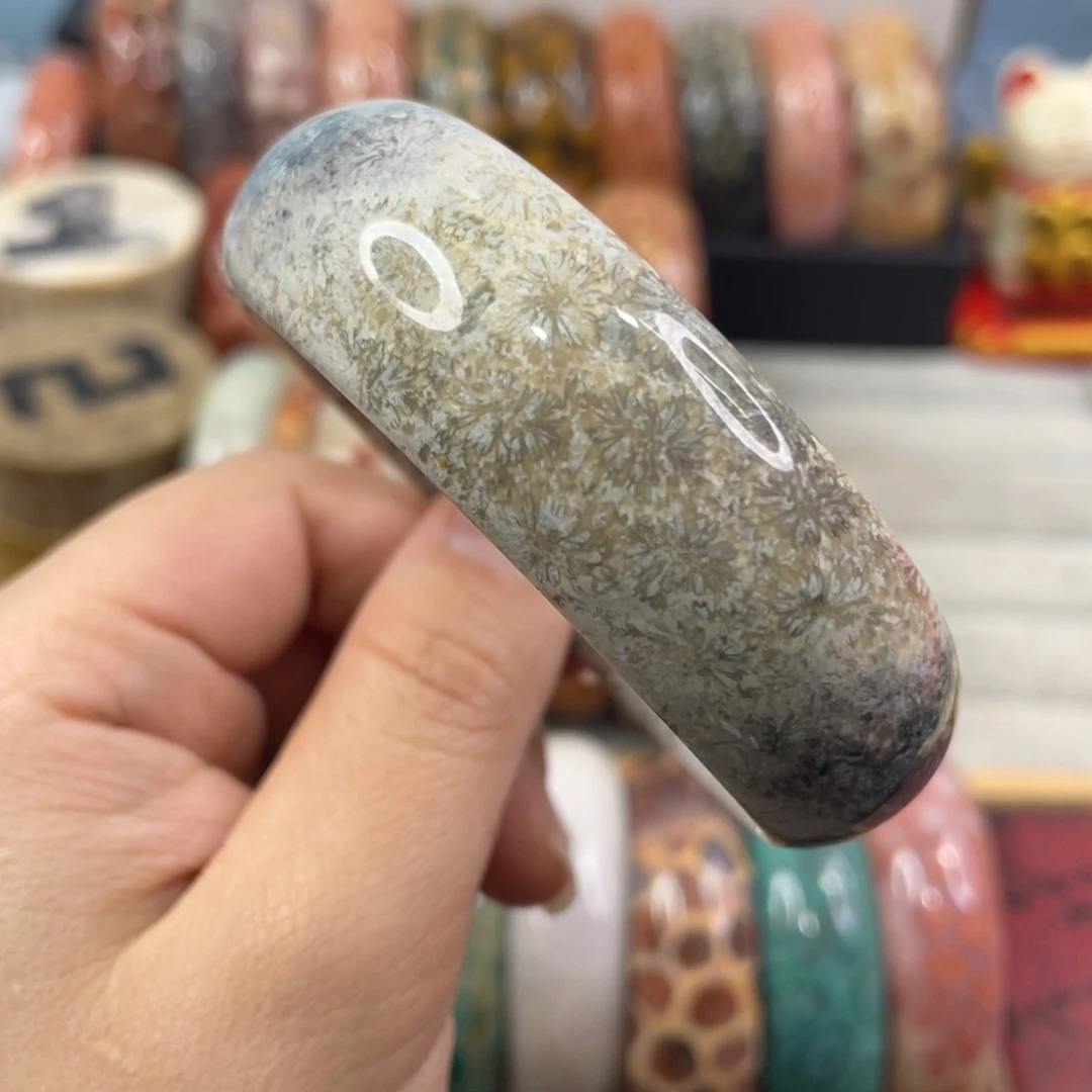 未镶嵌手镯硅化玉