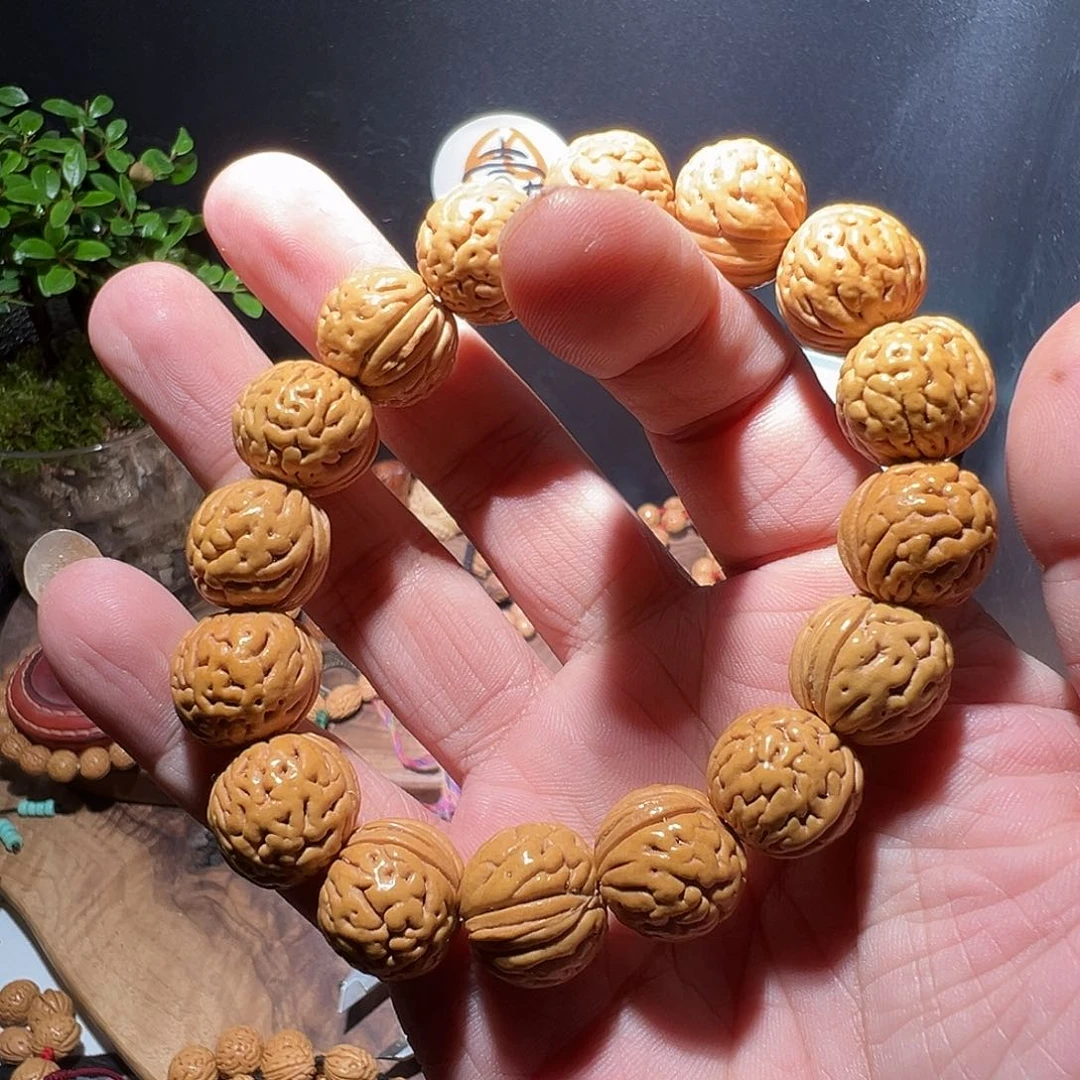 文玩核桃吊坠飘***～野生桃核，刷子，手套，小礼包，不包邮