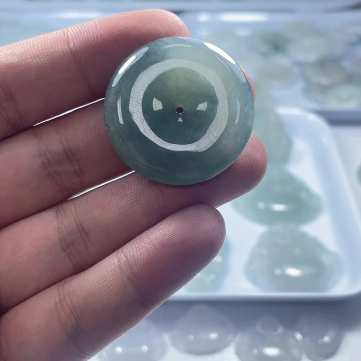 翡翠未镶嵌颈饰平安扣