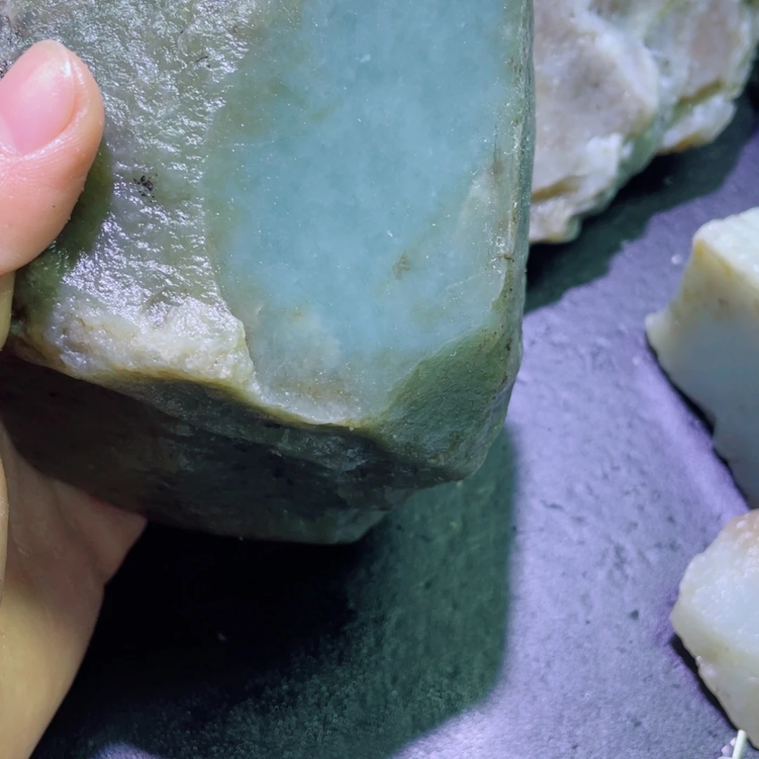 @***僧和田玉未镶嵌珠宝半成品