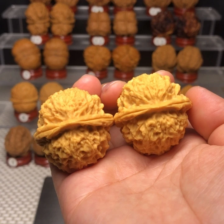 张***宇文玩核桃把件999珊瑚纹绣球