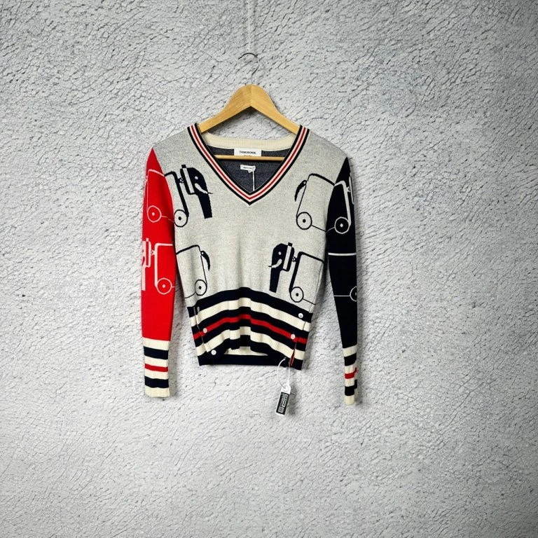 全新未使用 THOMBROWNE V领灰红拼接图案毛衣/42码
