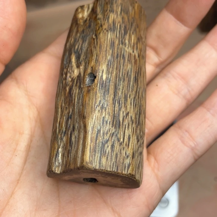 豆***芽沉香沉香碎屑老乌身手把件25g