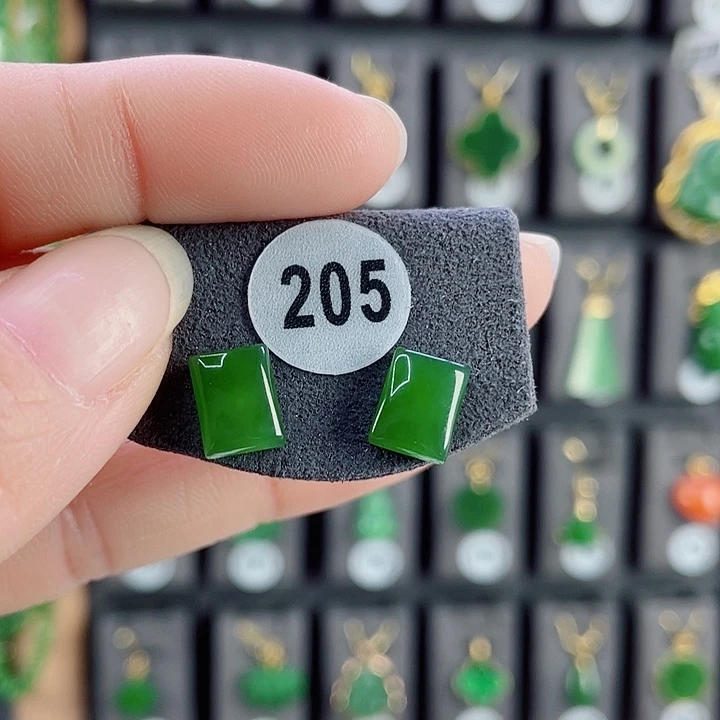 18K金镶嵌和田玉耳饰