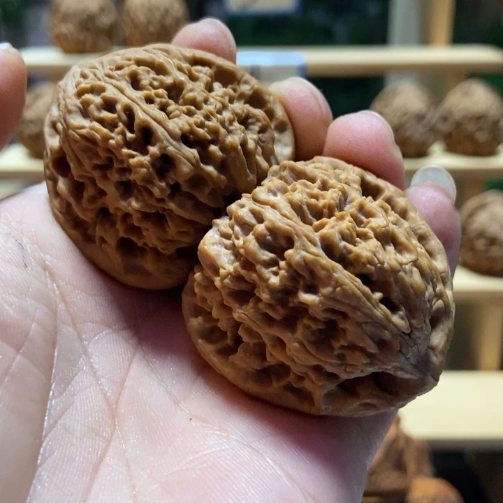 H***a文玩核桃吊坠南疆石三角疆