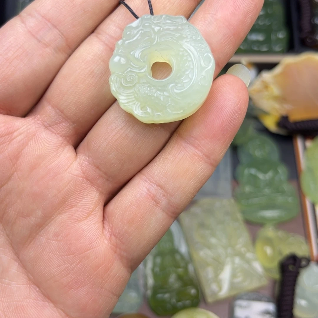 蛇纹石玉未镶嵌颈饰