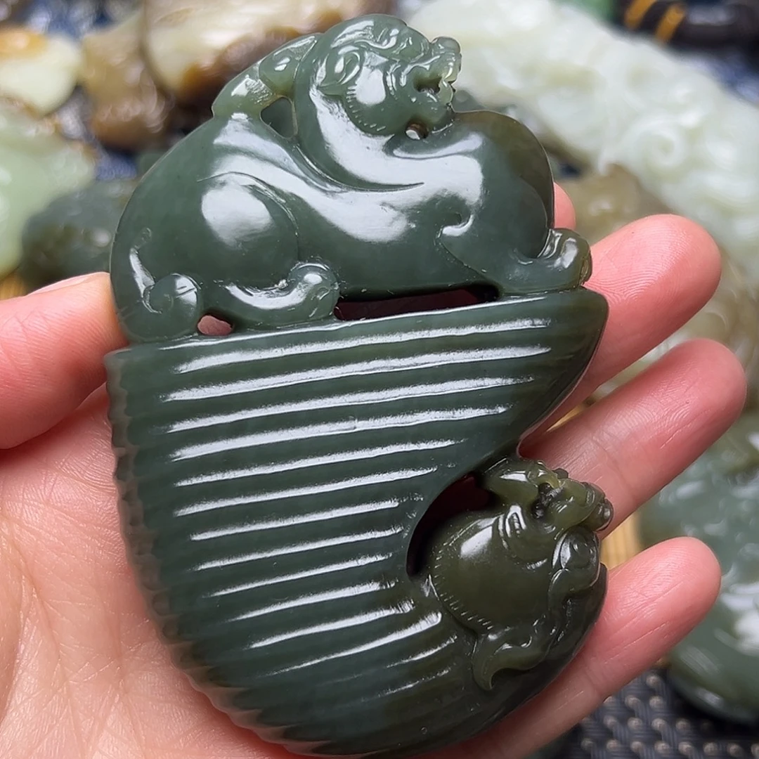 斌***物和田玉未镶嵌挂件