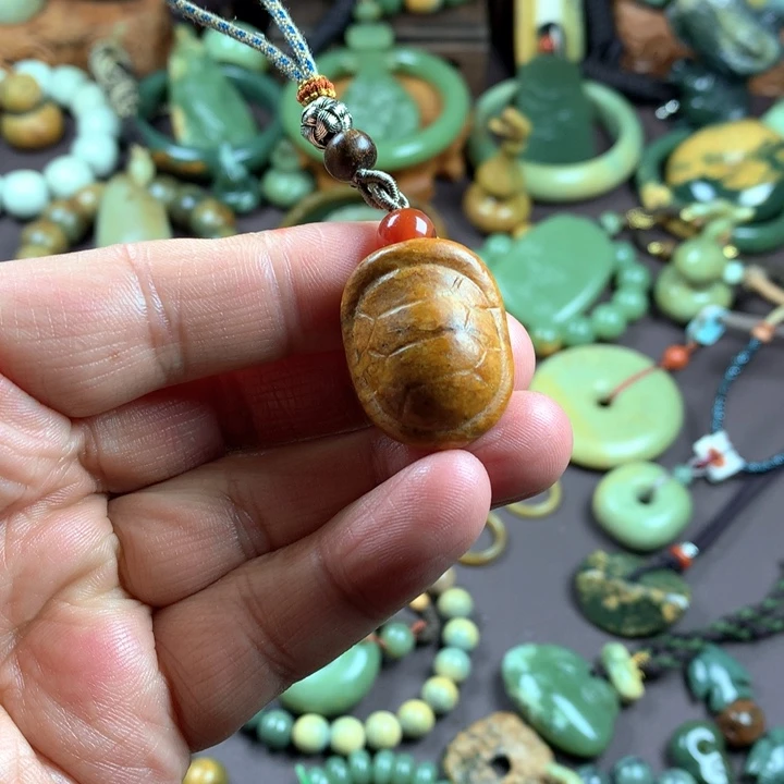 吊坠(赠链)未镶嵌岫岩河磨玉（透闪石质玉）