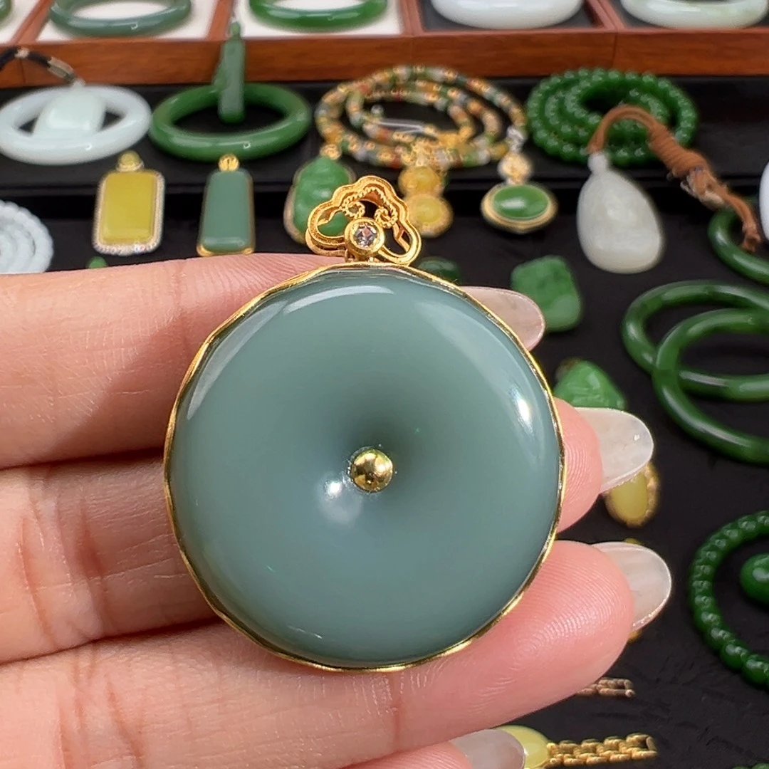 和田玉（碧玉）18K金镶嵌颈饰瓷蓝荧光猫无结构平安扣