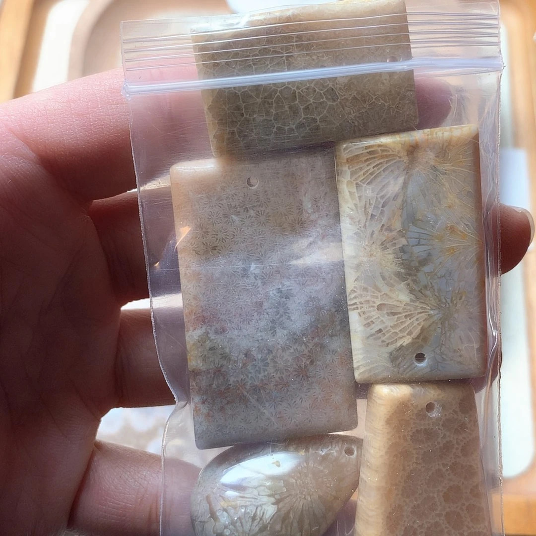 石英质玉颈饰未镶嵌是**