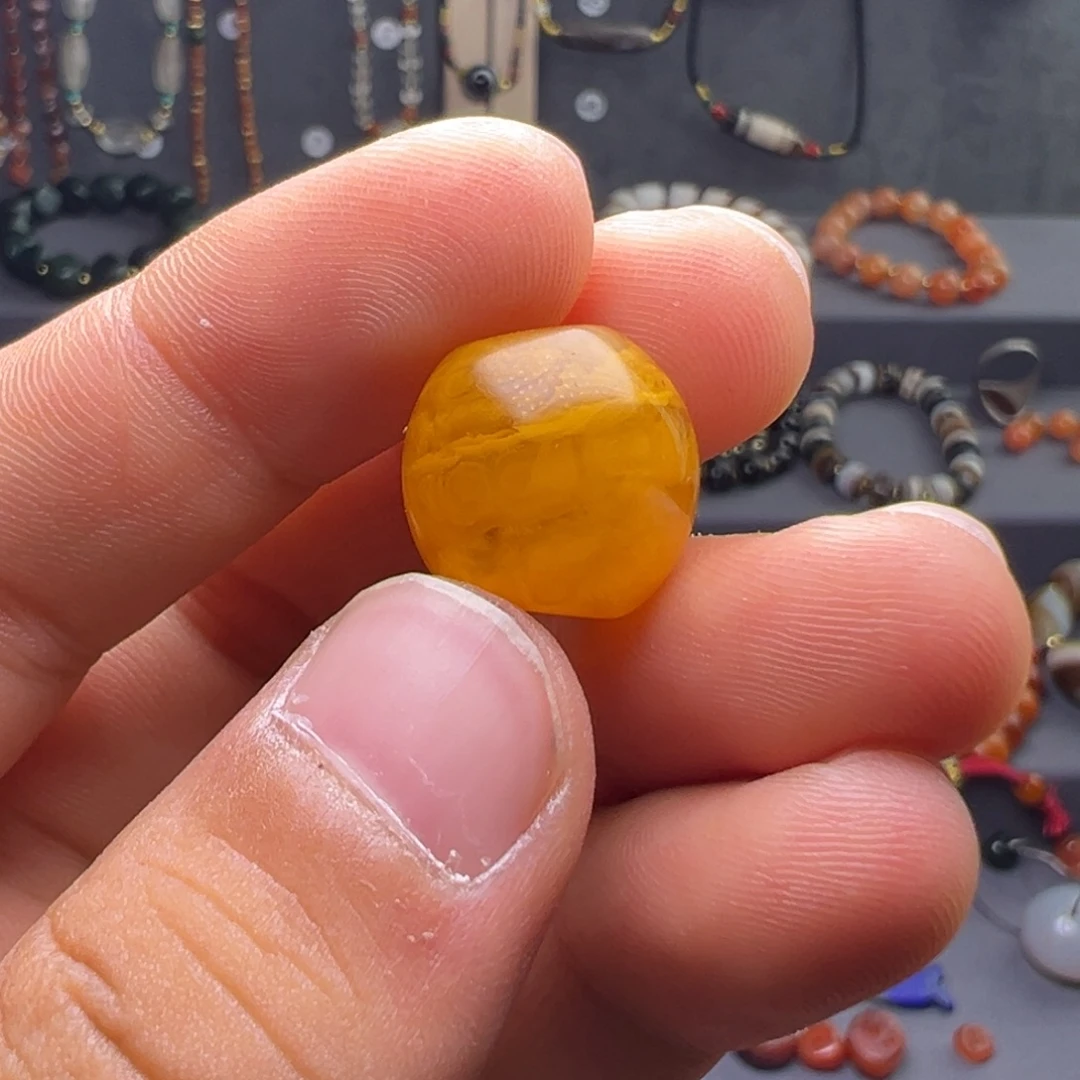 琥珀未镶嵌颈饰蜜蜡