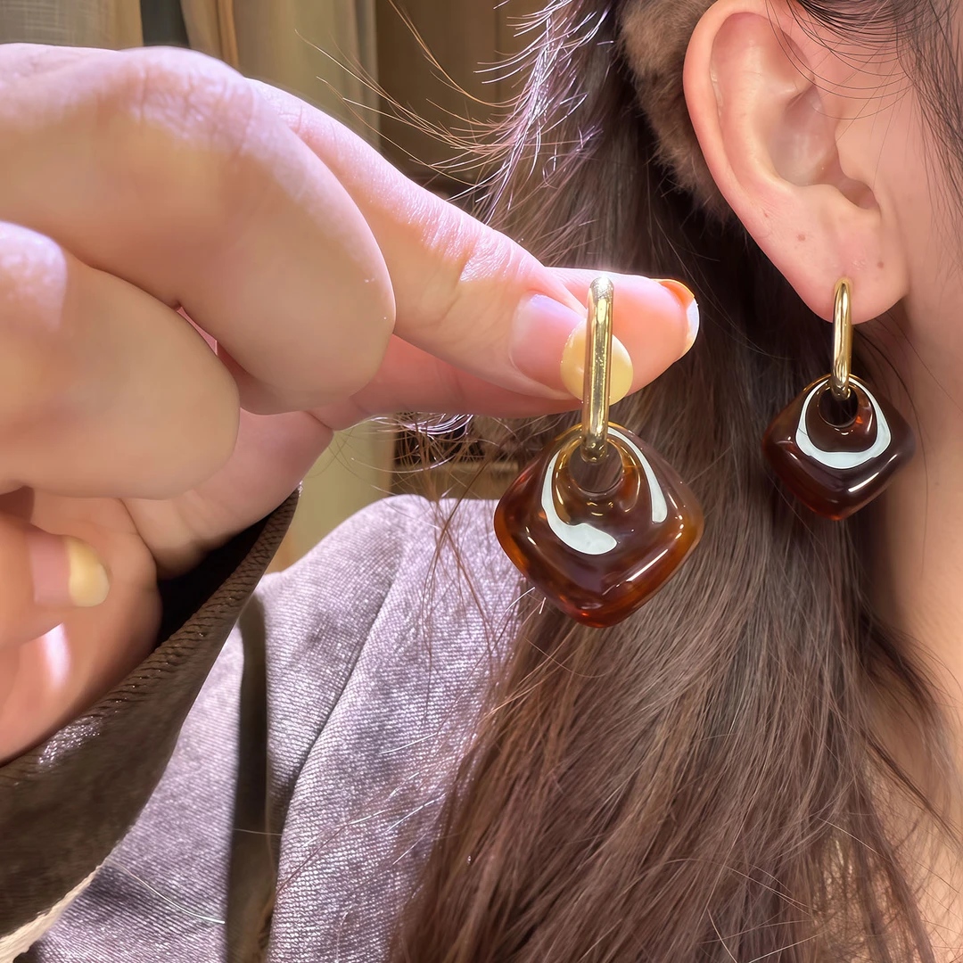 铜合金树脂耳饰 琥珀色菱形吊坠耳扣女气质秋冬设计感耳环耳饰