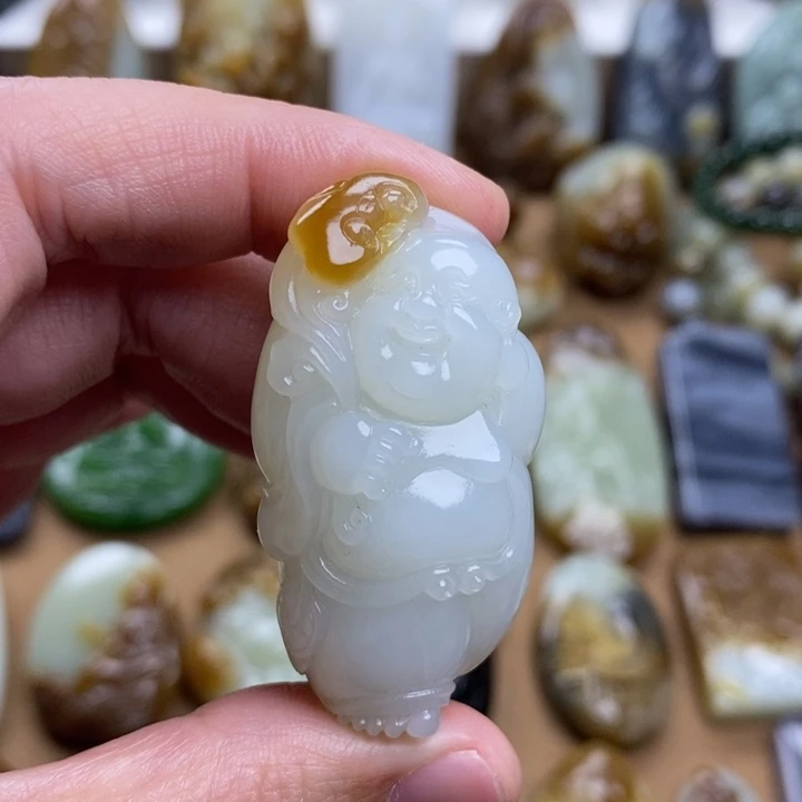 和田玉颈饰未镶嵌?