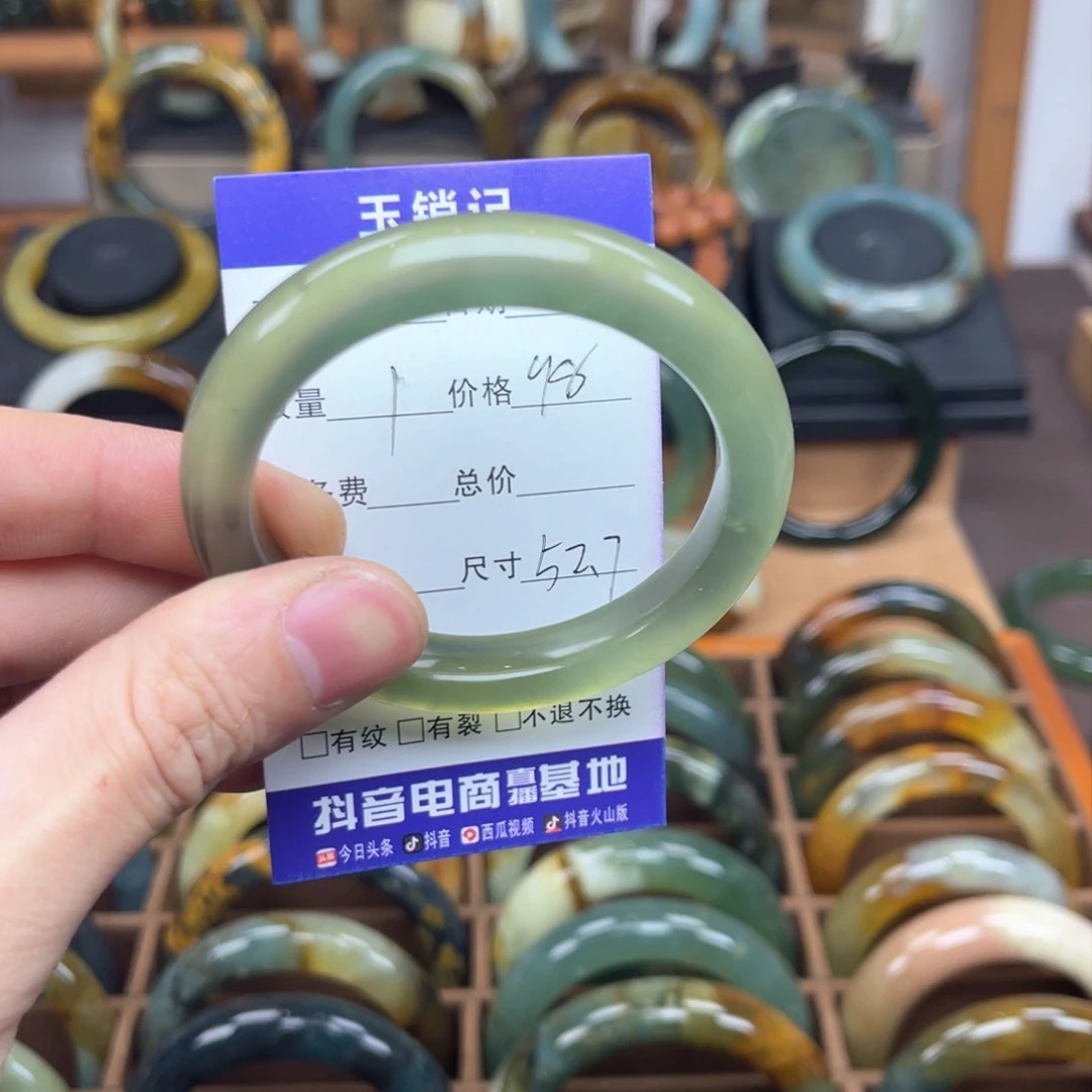 蛇纹石玉手镯未镶嵌好**?