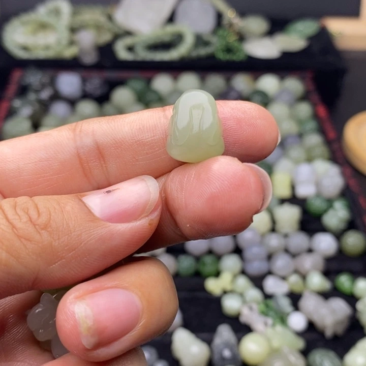 白****和田玉未镶嵌颈饰