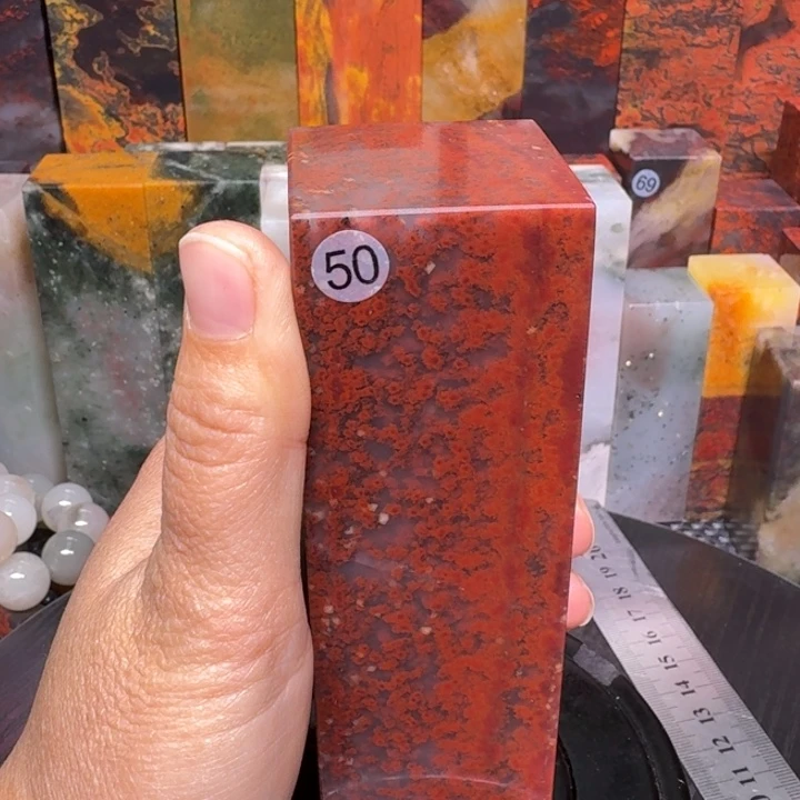 砖雕桂林鸡血玉工艺品