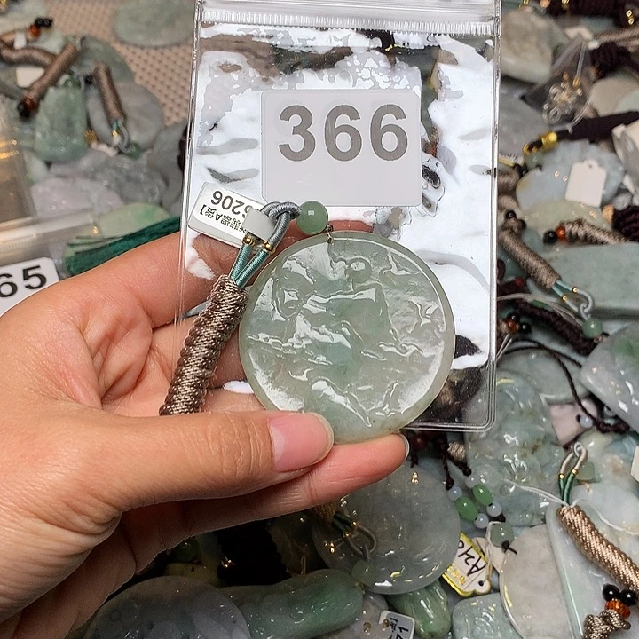 翡翠颈饰未镶嵌日**辰翡翠