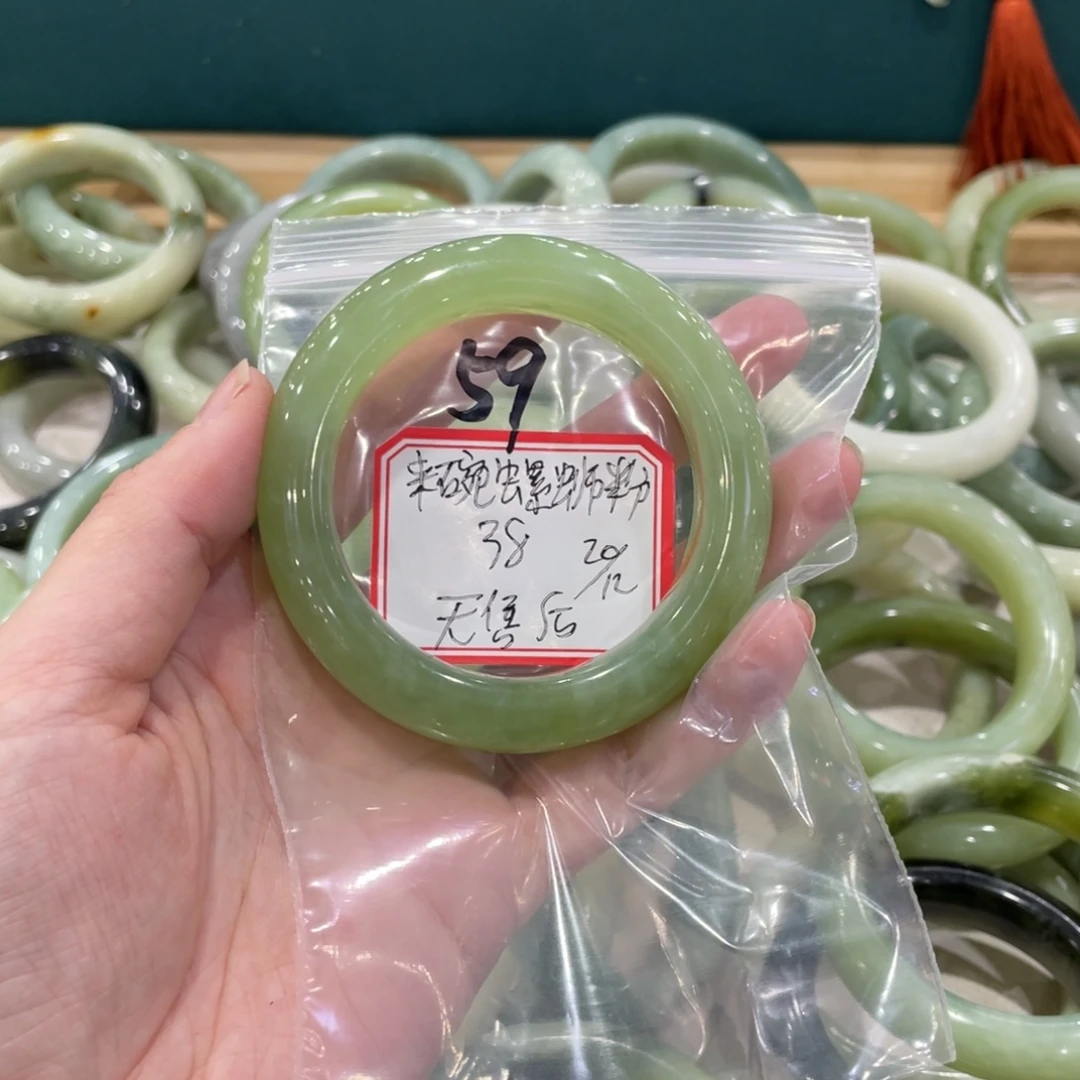 来***粉蛇纹石玉未镶嵌手镯