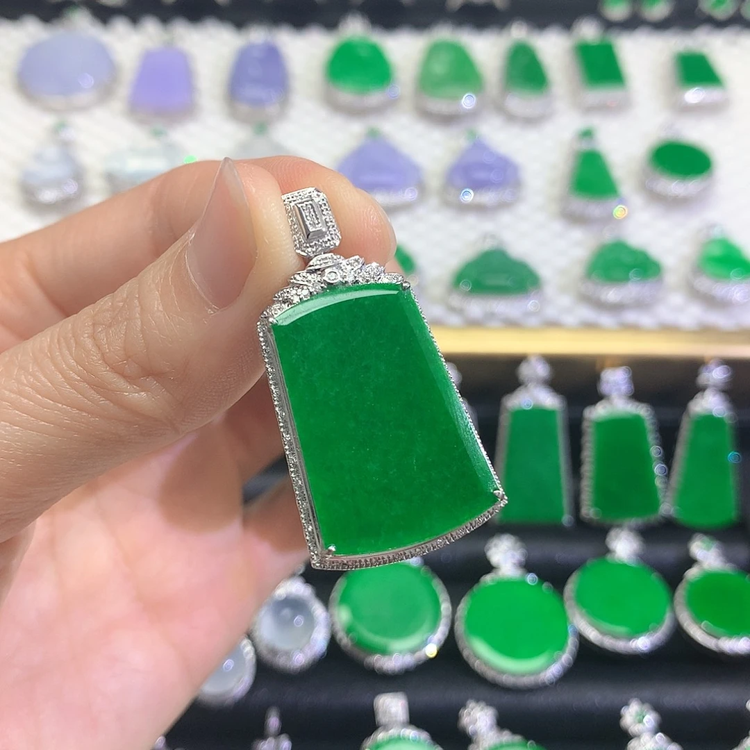 颈饰18K金镶嵌翡翠吊坠