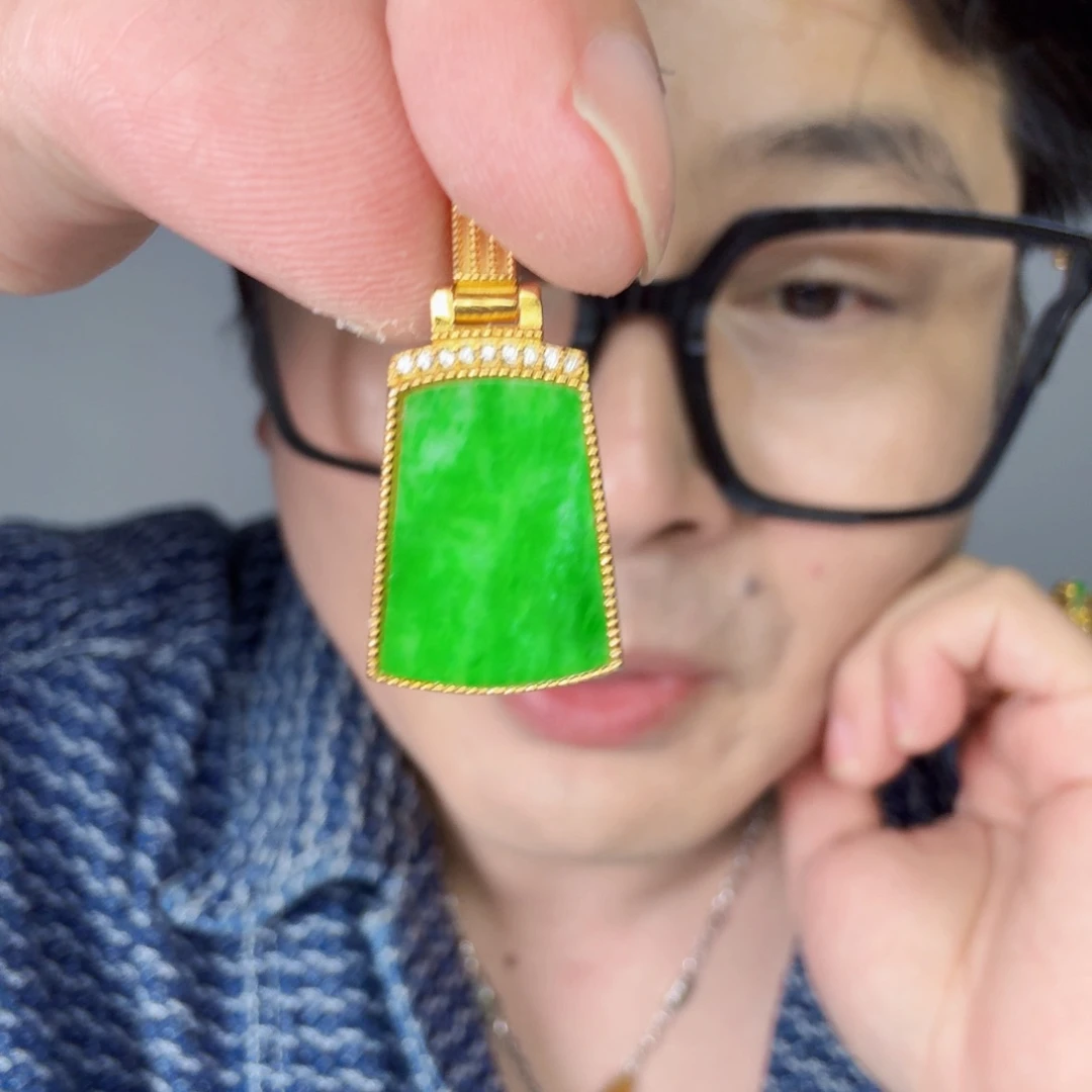 翡翠未镶嵌颈饰一件