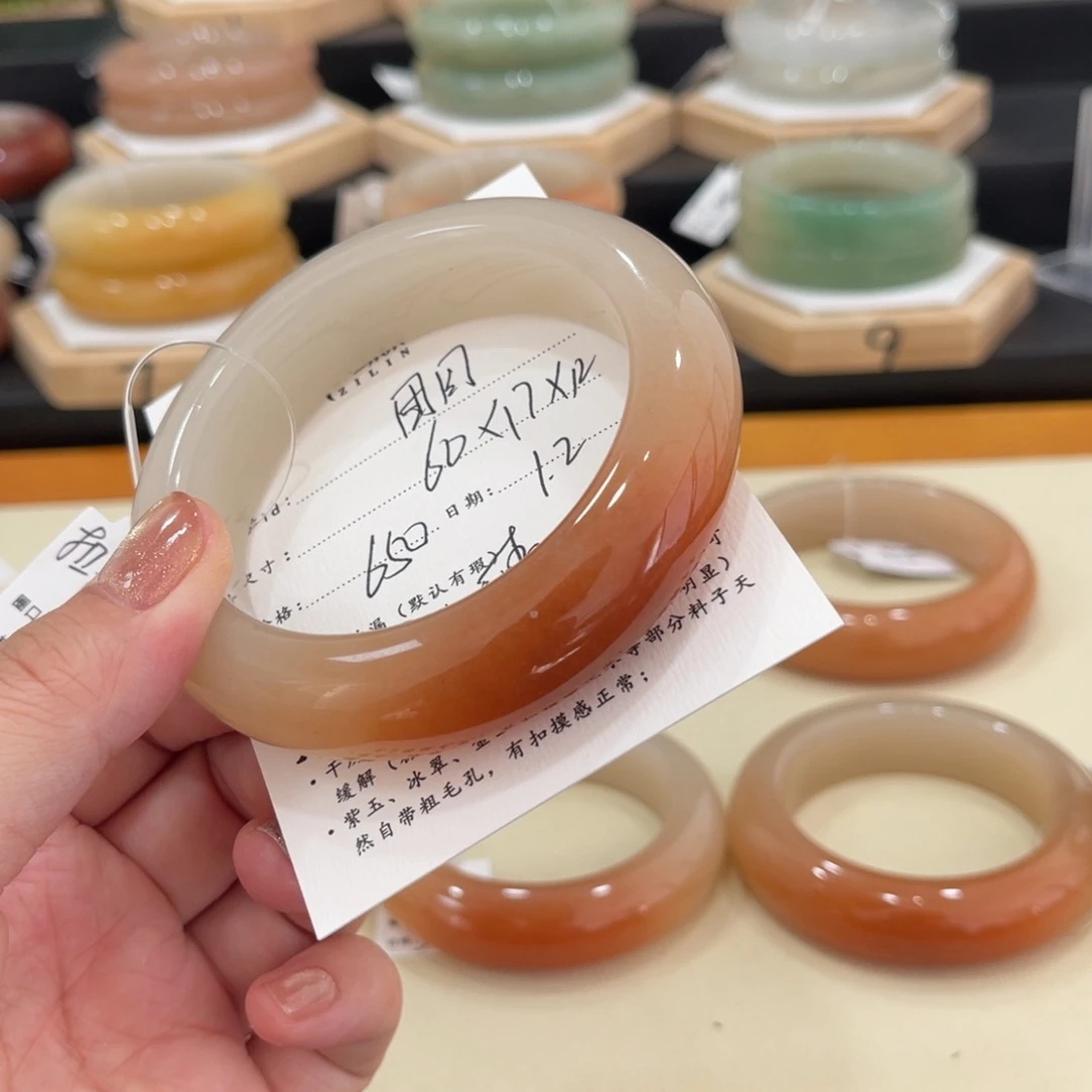 未镶嵌手镯石英质玉团*