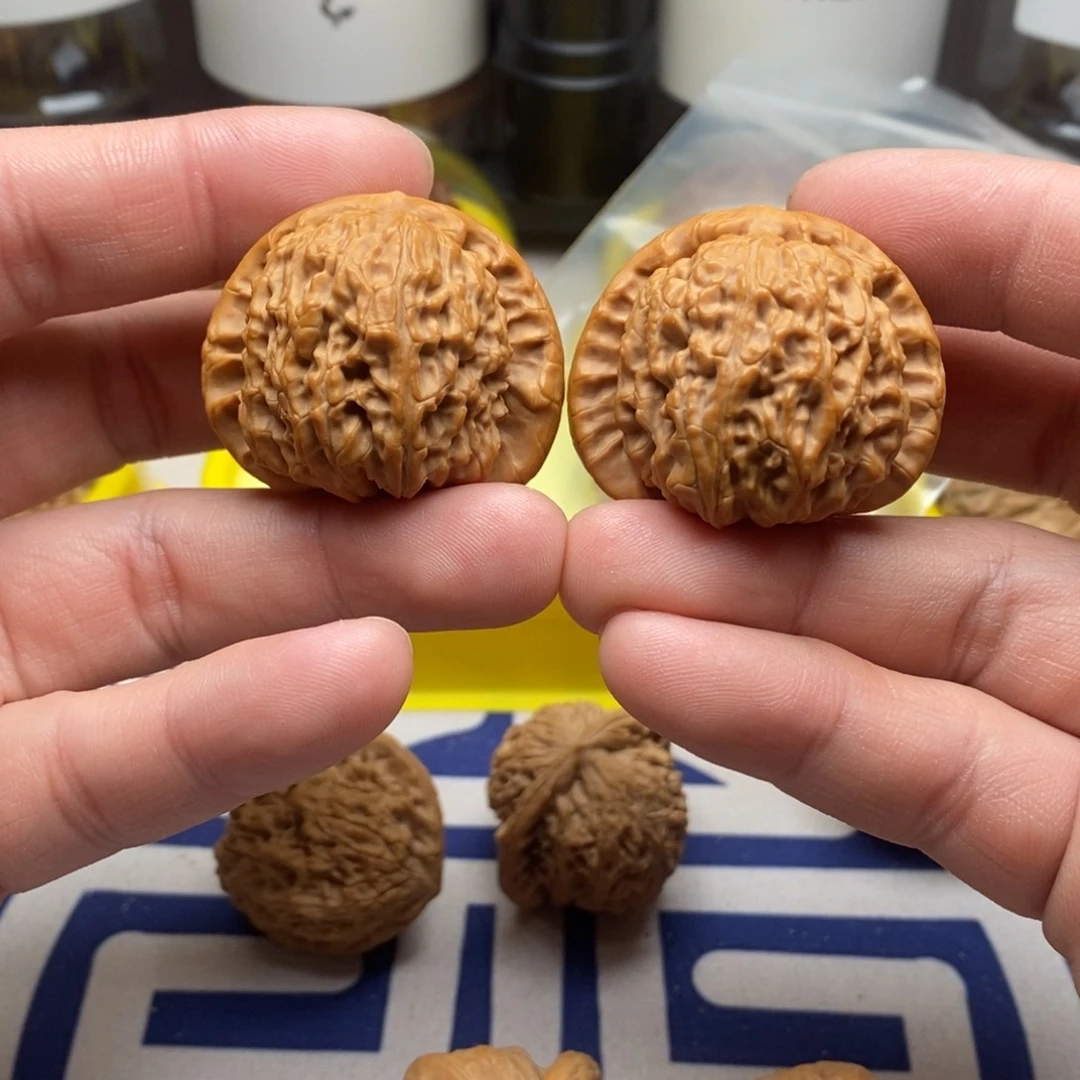 核桃把件【****】三八白狮子