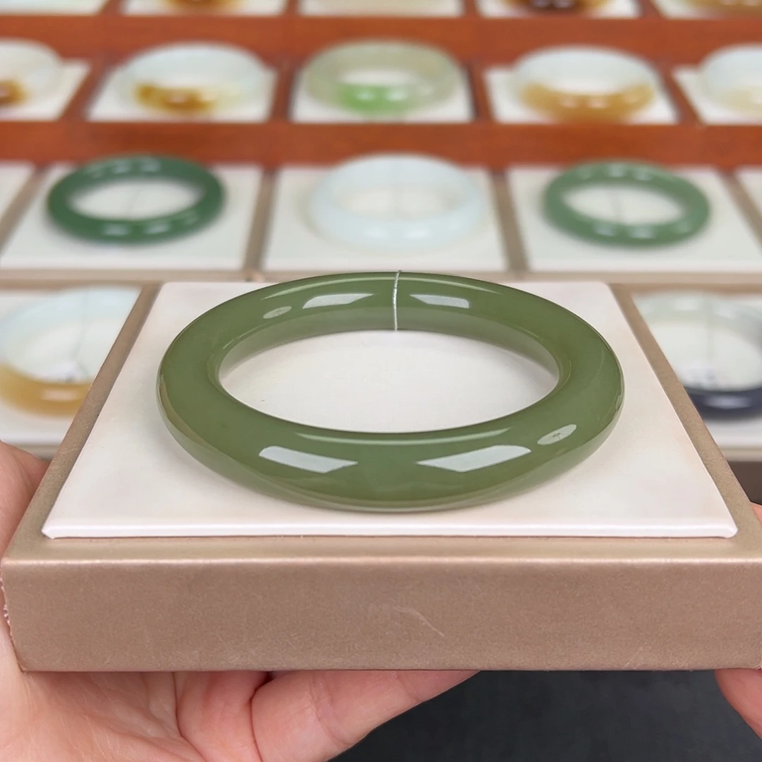 和田玉未镶嵌手镯牛油果绿