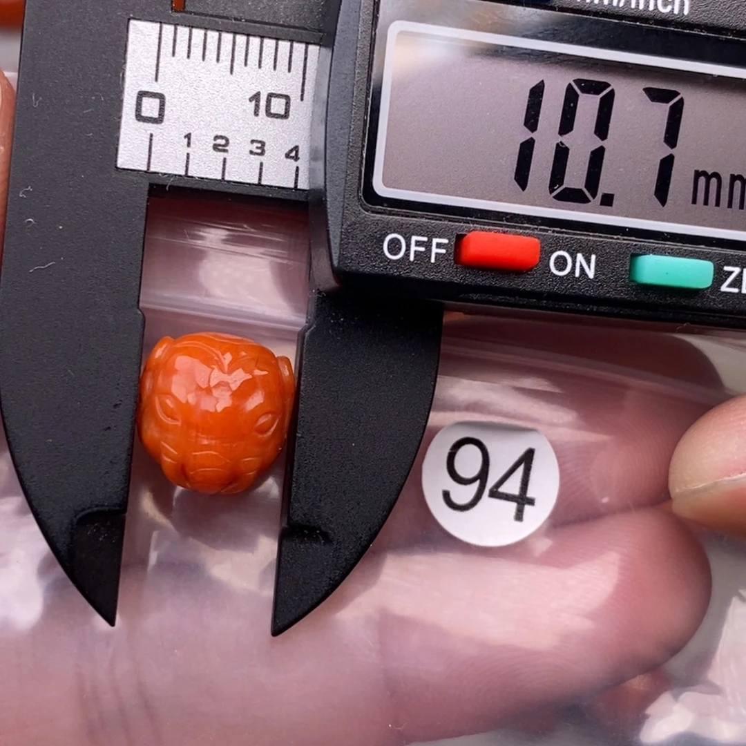 南红玛瑙未镶嵌配饰有瑕疵