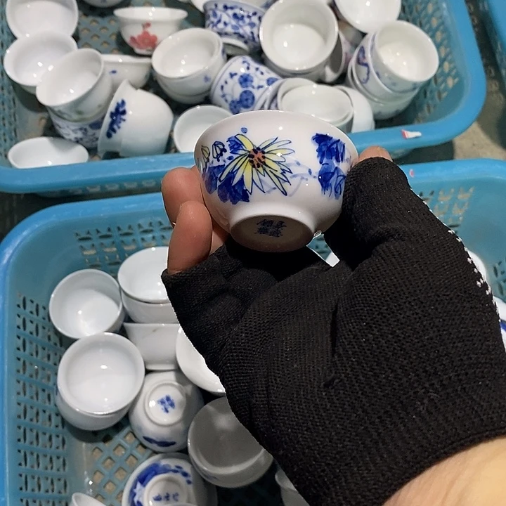 摆件景德镇窑的瓷器主要以瓷器和