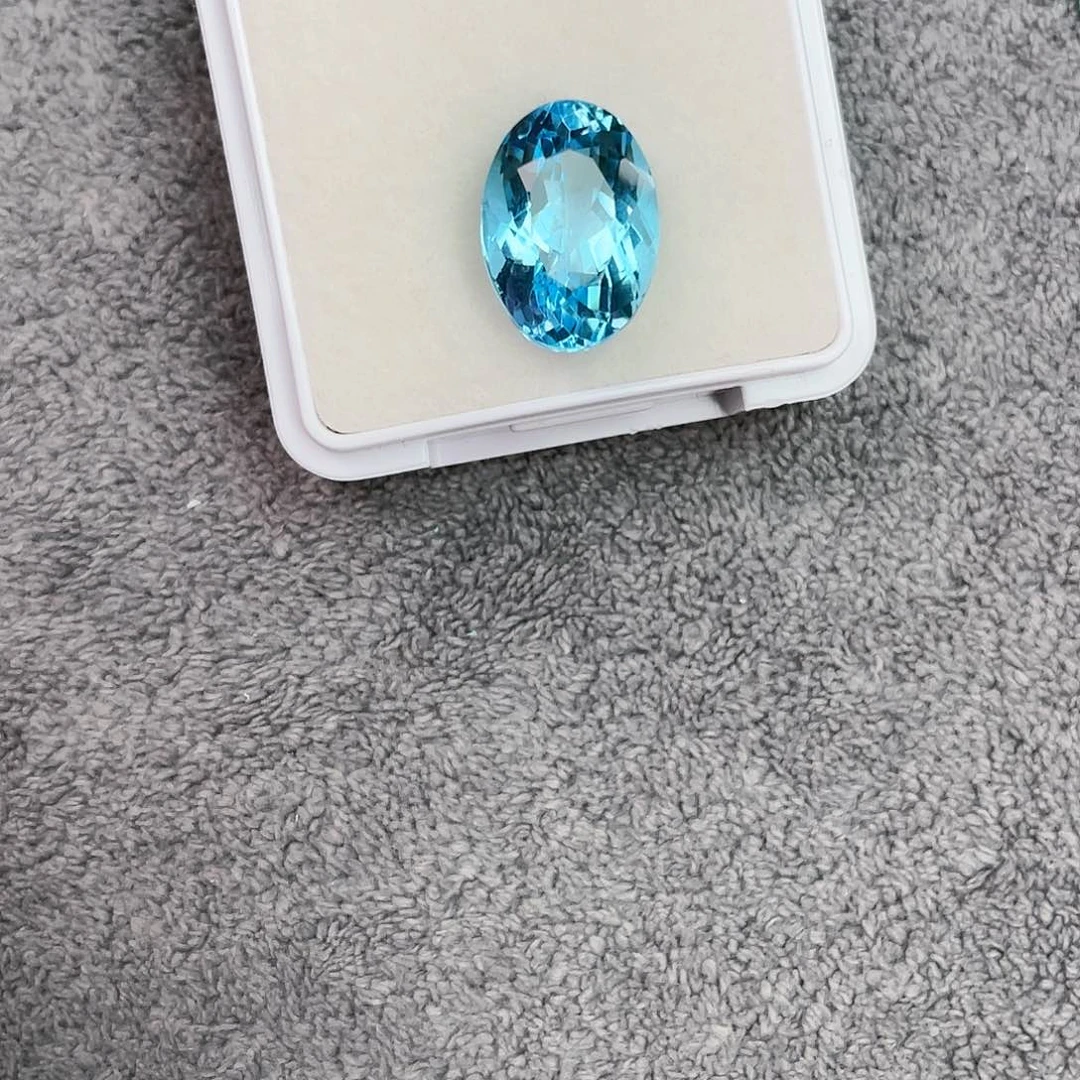 托帕石裸石未镶嵌11.3Ct。