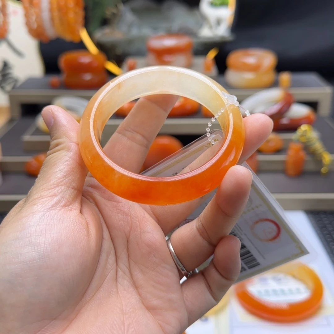 じ***嬿未镶嵌石英质玉（黄龙玉）手镯