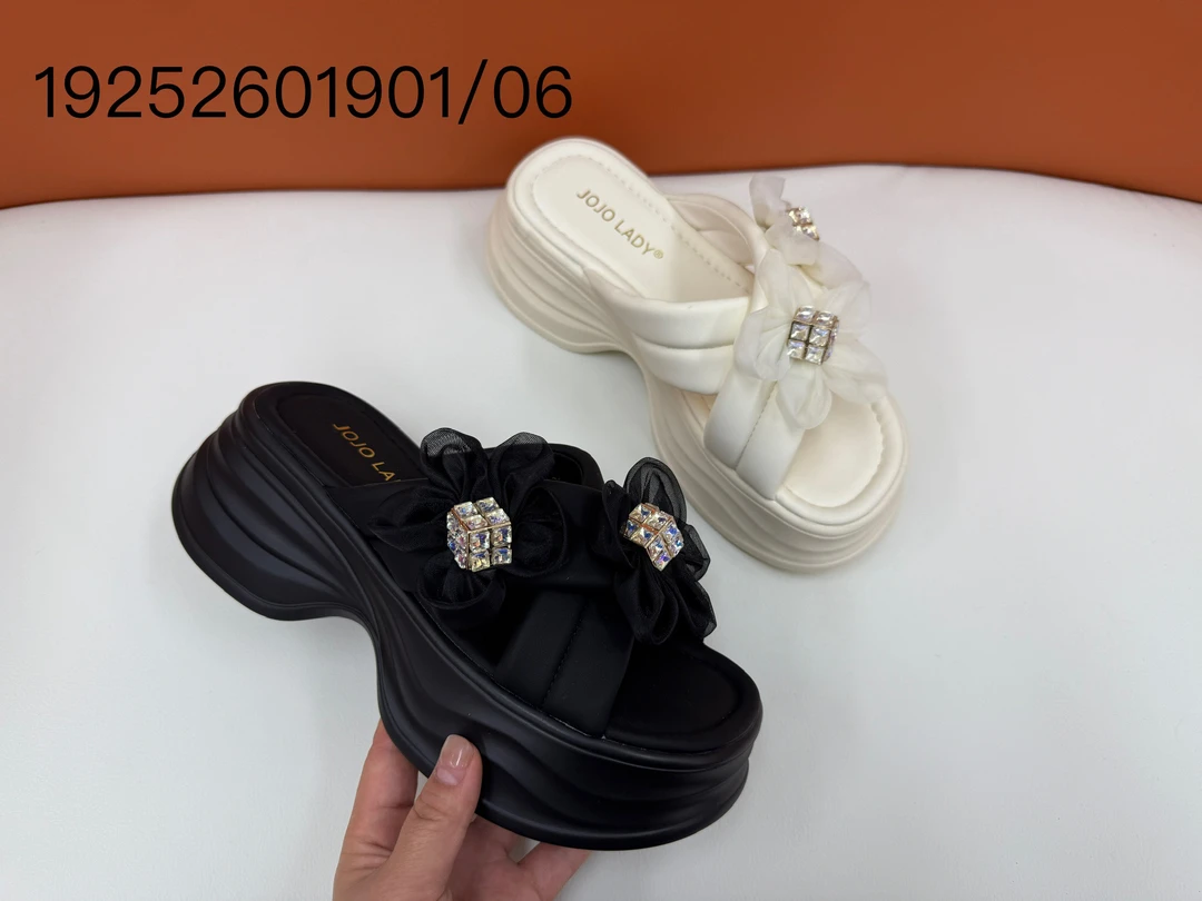 绝美露趾水钻沙滩凉拖鞋女外穿2025春夏新款厚底配裙子花朵一字拖