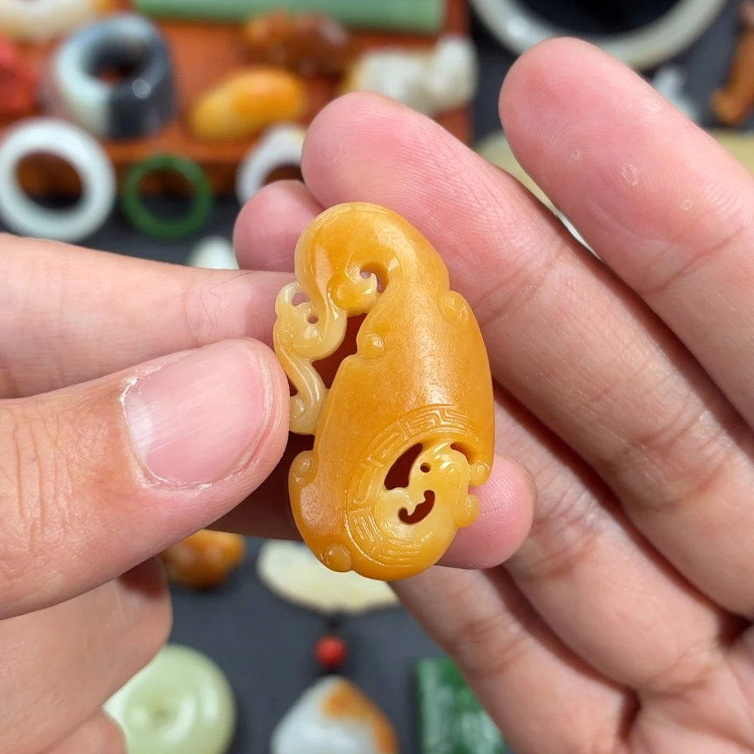 先***和和田玉未镶嵌颈饰