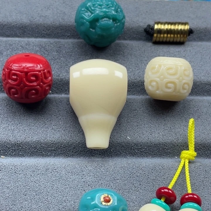 琉璃颈饰雪巴琉璃