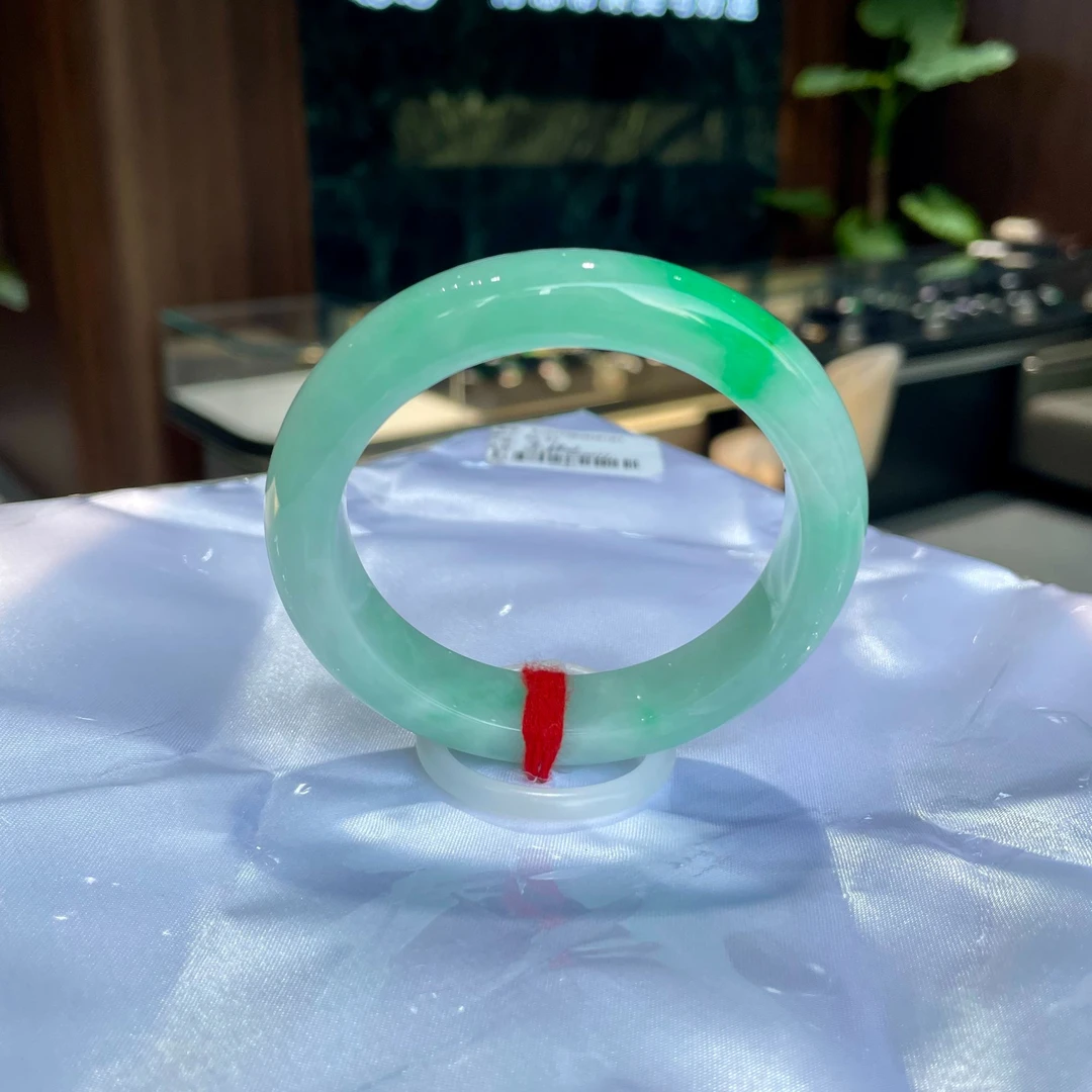 天然缅甸翡翠手镯 有种有色56-57圈口 比较完美s181