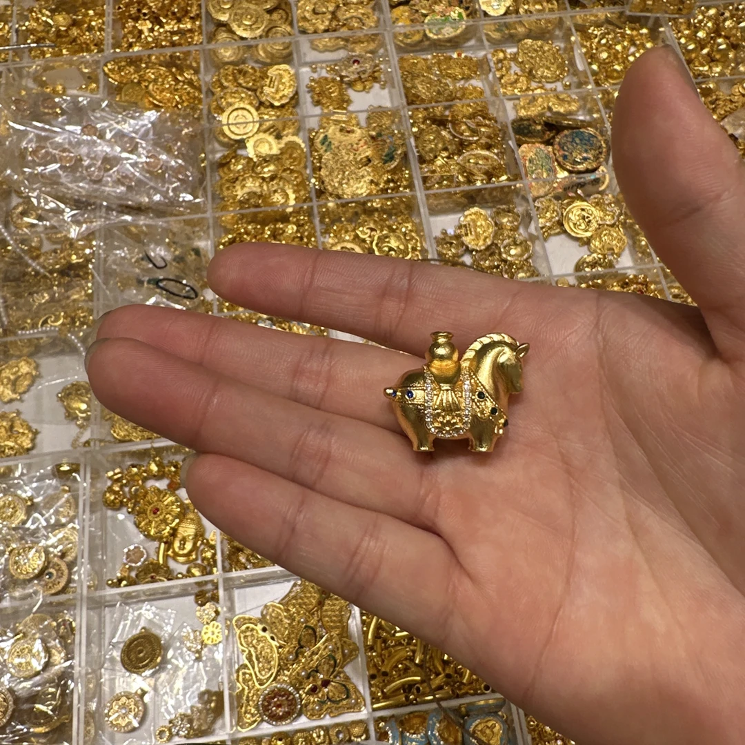 铜合金吊坠 保色镶嵌马上有钱唐马隔珠隔片锤纹DIY配件材料