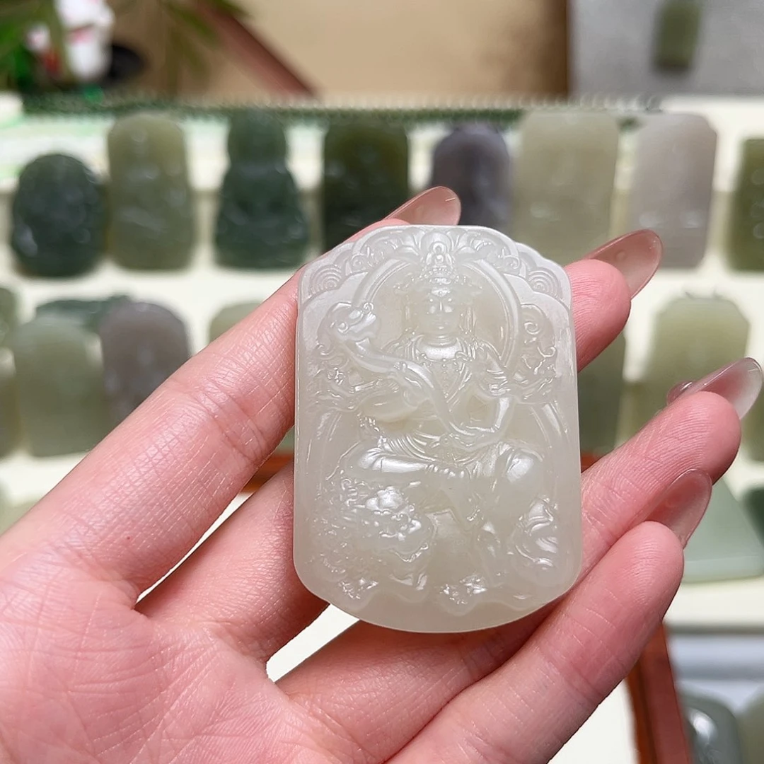 森***仓和田玉未镶嵌颈饰