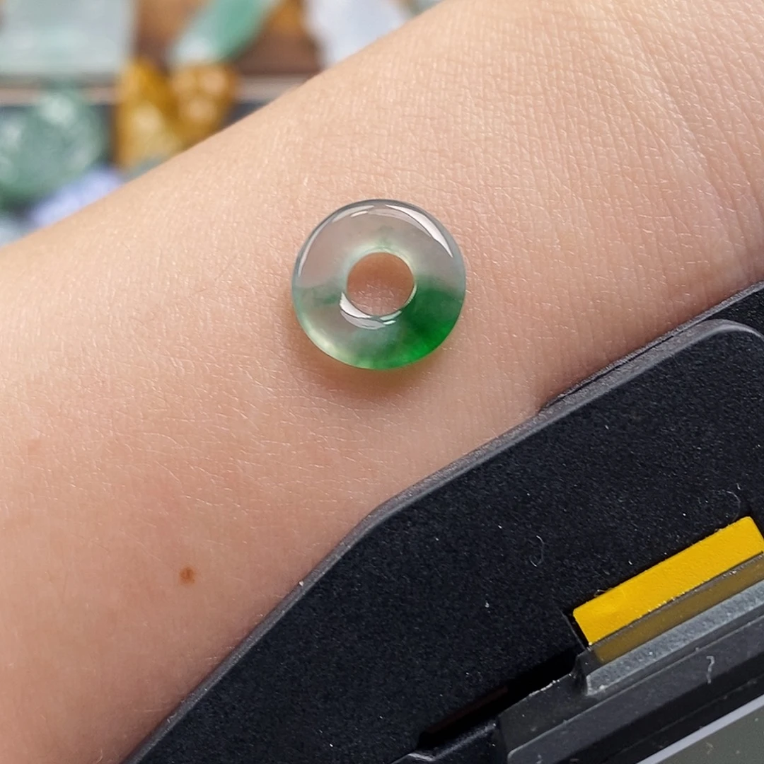 翡翠未镶嵌颈饰甜甜圈