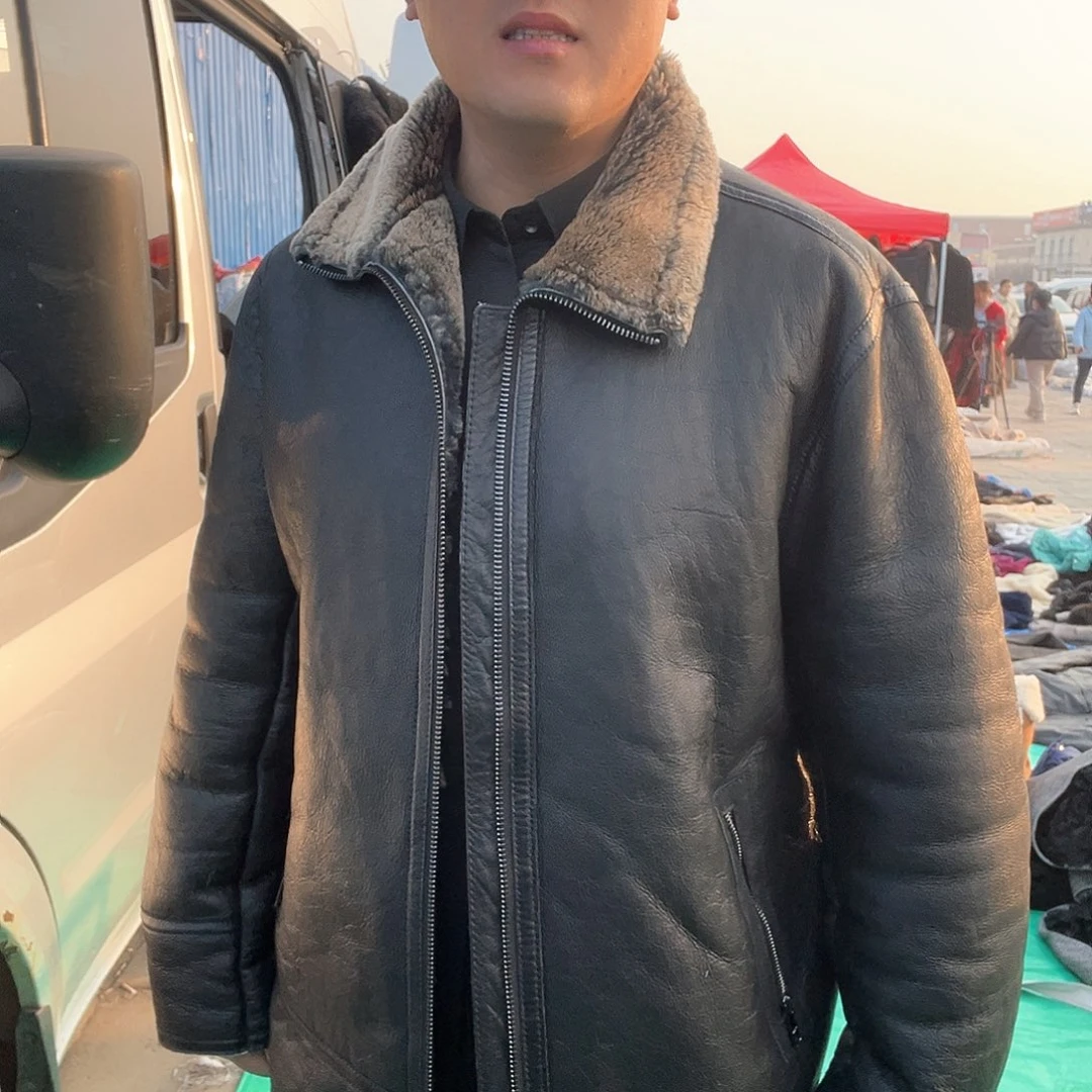 贾****环黑色翻领皮毛一体
