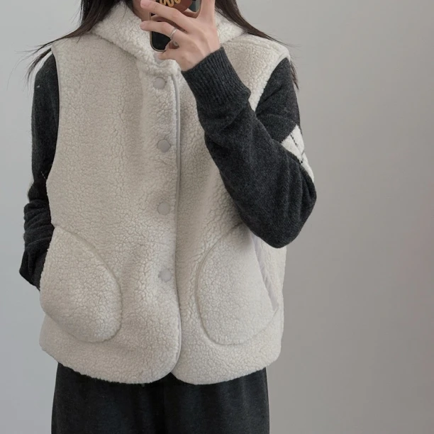 美芽 12月18日10:30am直播上新 【小羊羔】米色连帽可爱风毛毛马甲