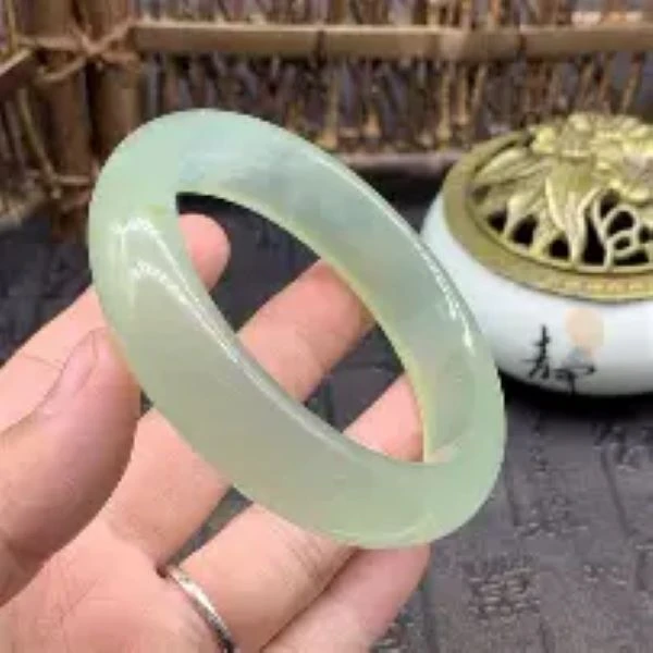 白色简约冰透飘花平安镯