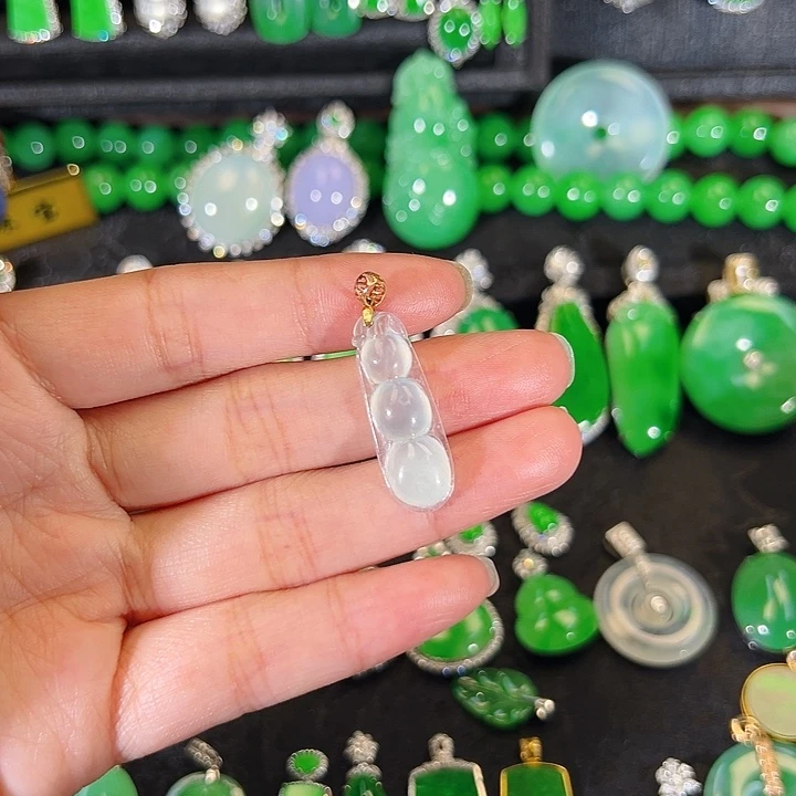 翡翠18K金镶嵌颈饰吊坠