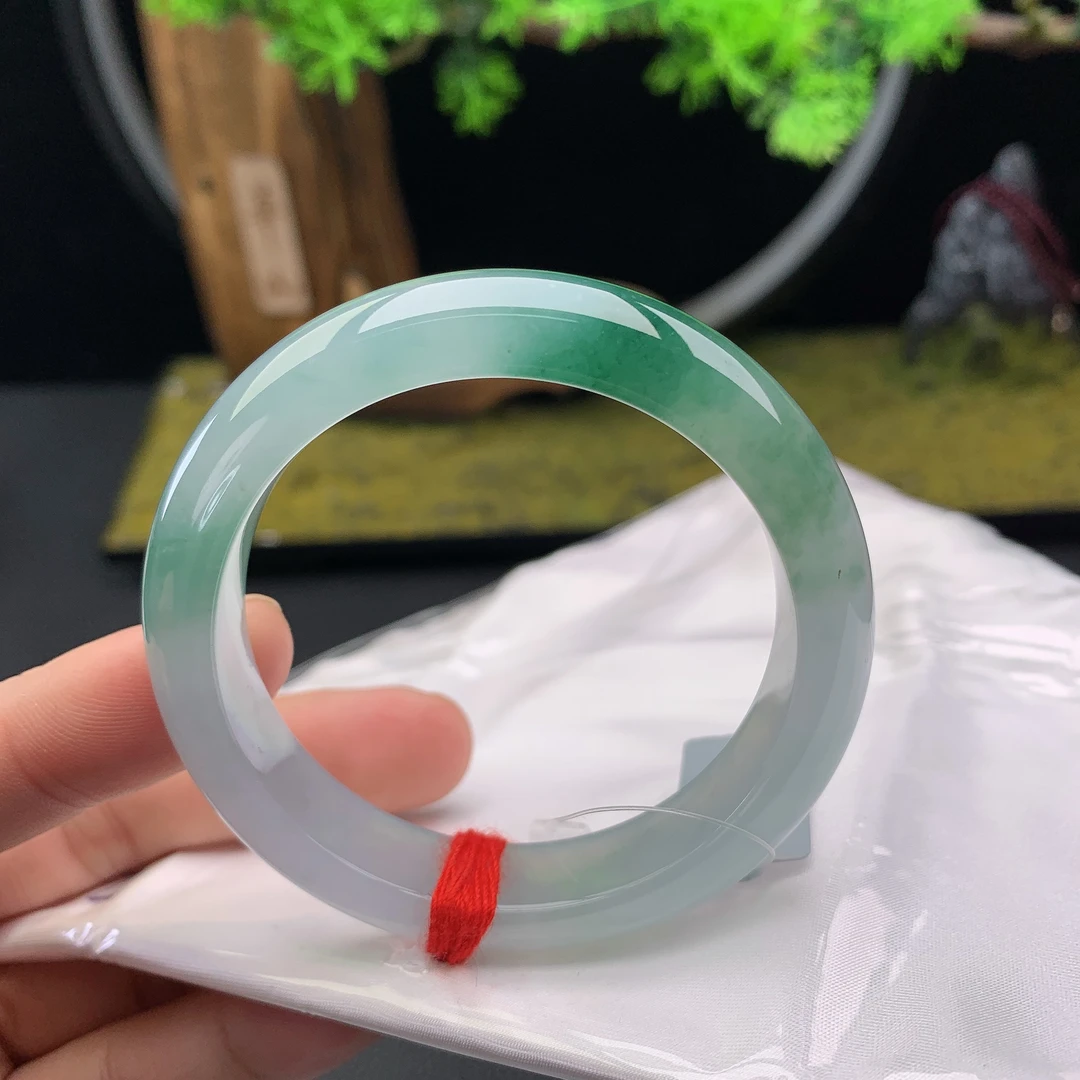 【玖玉珠宝】天然A货翡翠手镯52细腻水润起光冰绿正圈手镯 Y0079