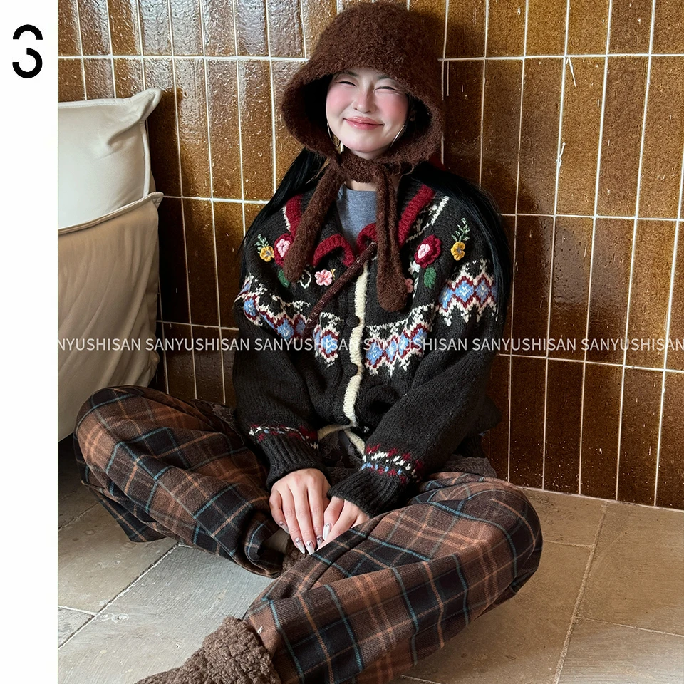 三与十三|手作绣花|复古花纹手工花朵翻领保暖毛衣