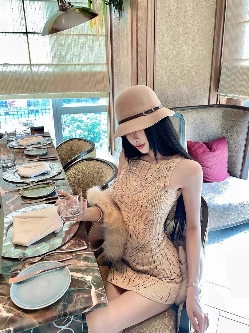 重工烫钻针织连衣裙女秋季新款性感包臀裙气质时尚镂空纯欲裙子