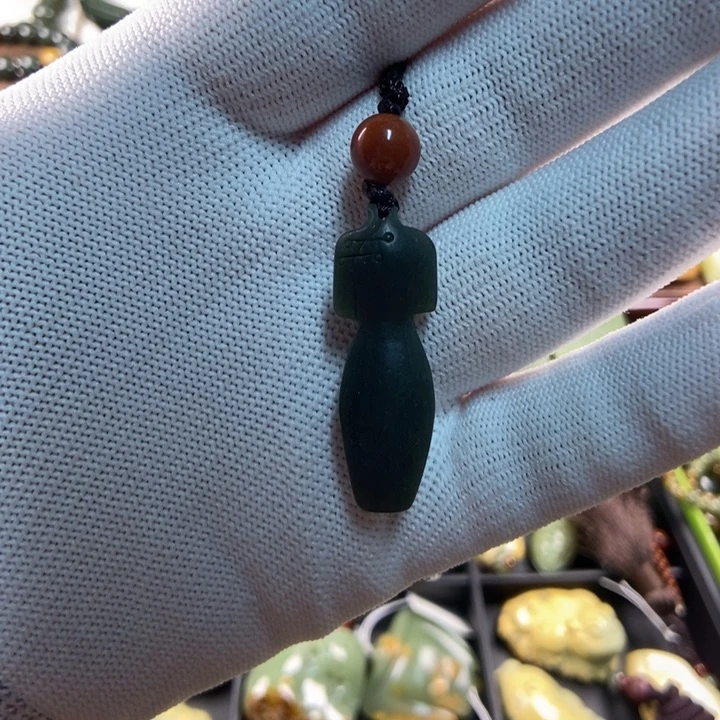吊坠(赠链)未镶嵌透闪石质玉大**烟