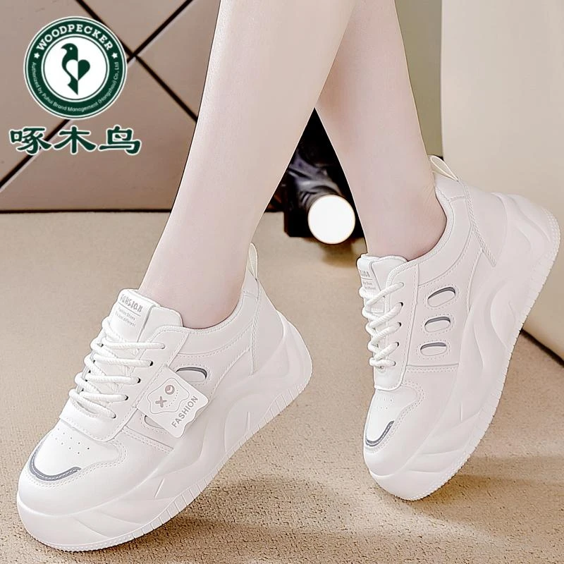 啄木鸟真皮踩屎感软底运动板鞋女2025春秋爆款时尚轻便休闲小白鞋