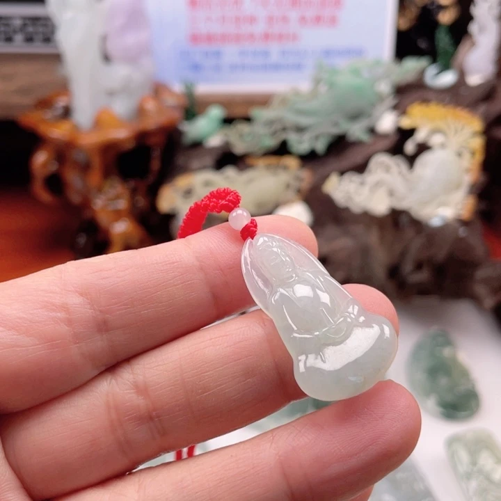 翡翠未镶嵌颈饰观音